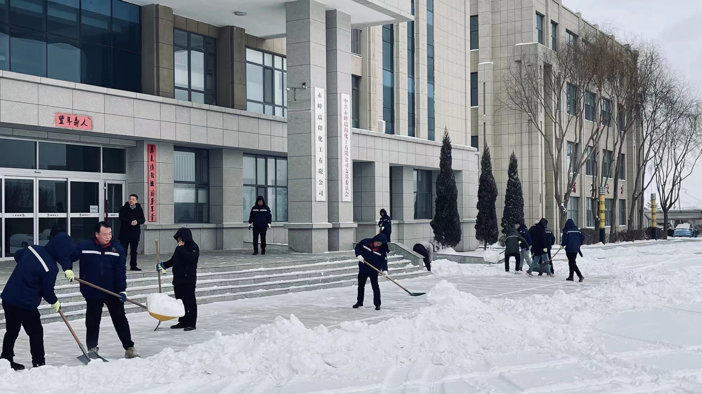 不畏嚴寒，除雪保安全出行
