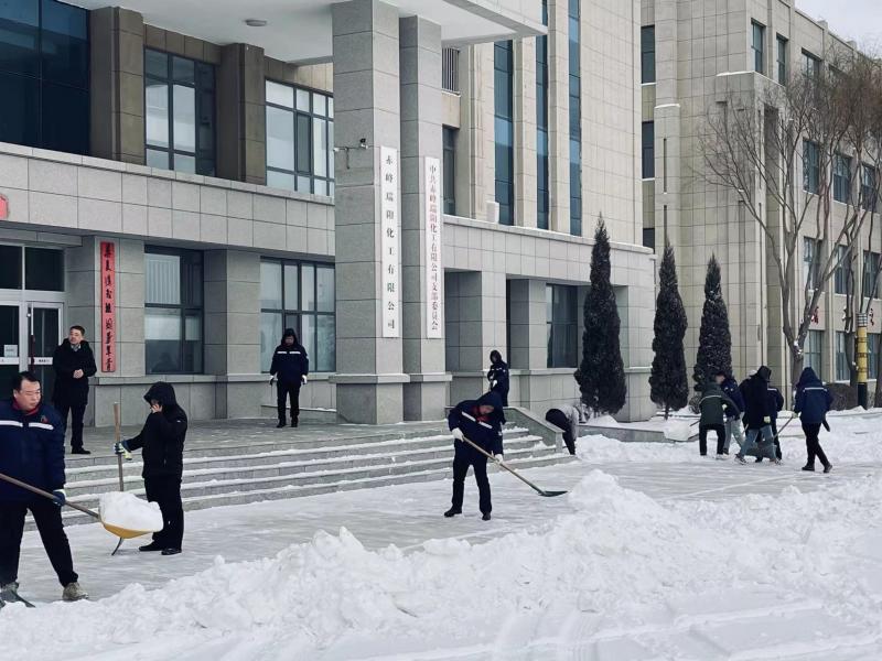 不畏嚴寒，除雪保安全出行